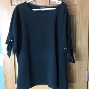 Limited bow detail top